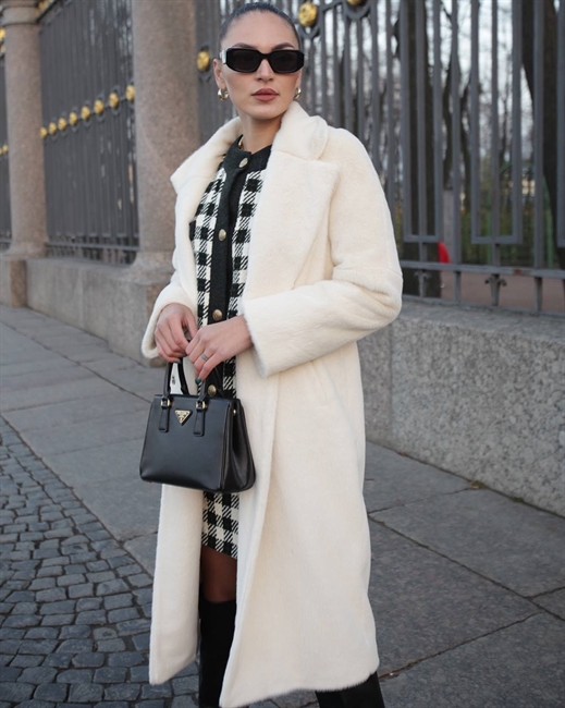 Пальто из экомеха со спущенным плечом - фото 198892