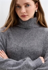Свитер с высоким горлом - фото 322859